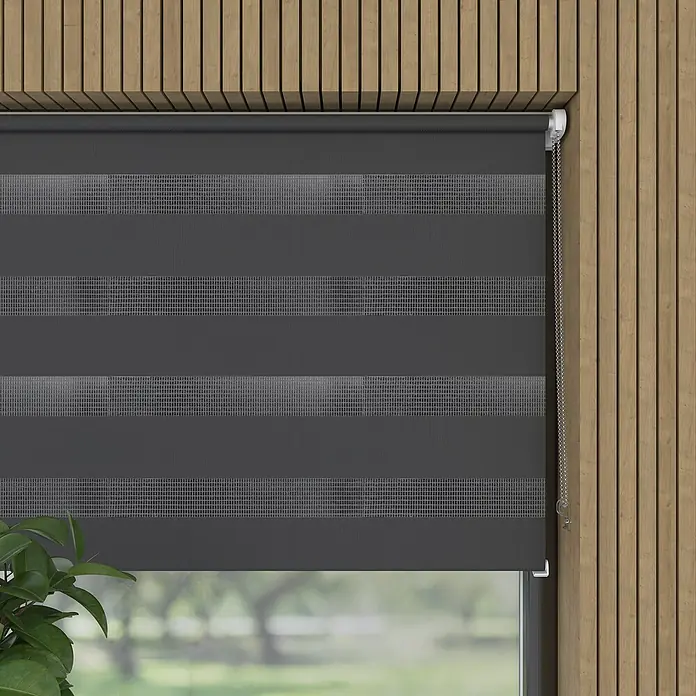 Expo Ambiente Doppelrollo Mini - B x H: 60 x 150 cm, Grau - Eine elegante graue Doppelrollo-Jalousie ist vor einem Fenster angebracht, um Privatsphäre zu gewährleisten und das Licht zu regulieren.