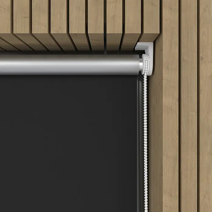 Expo Ambiente Rollo Mini - B x H: 100 x 150 cm, Schwarz, Uni, Verdunkelnd - Nahaufnahme einer schwarzen Rollo, die an einer Holzwand montiert ist. Der Rollladen ist halb geöffnet und der Zugmechanismus ist sichtbar.
