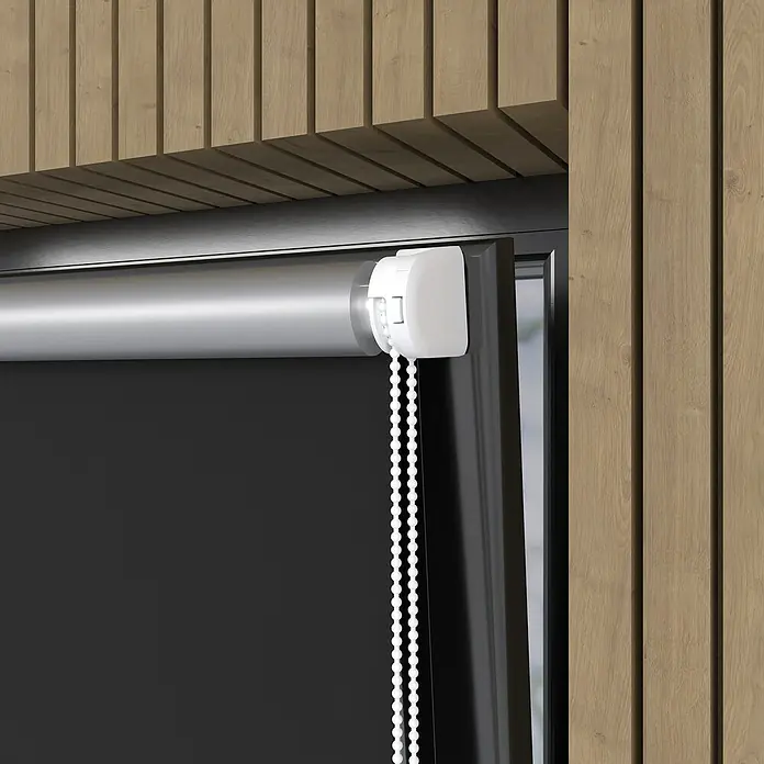 Expo Ambiente Rollo Mini - B x H: 100 x 150 cm, Schwarz, Uni, Verdunkelnd - Detailaufnahme eines modernen Rollos mit Kettenzug vor einer hölzernen Wand. Das Rollo ist in einem eleganten Design gehalten.