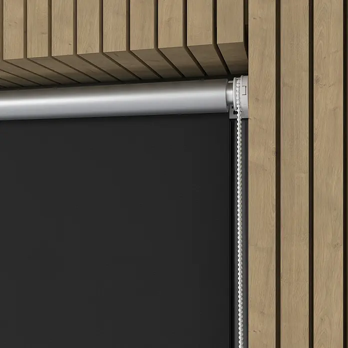 Expo Ambiente Rollo Mini - B x H: 100 x 150 cm, Schwarz, Uni, Verdunkelnd - Eine Detailaufnahme einer stilvollen, abgedunkelten Rollo, die sich elegant in eine moderne Holzvertäfelung einfügt und für Privatsphäre sorgt.