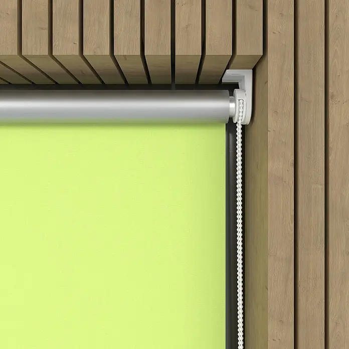 Expo Ambiente Rollo Mini - B x H: 90 x 210 cm, Grün, Uni, Verdunkelnd - Nahaufnahme einer grünen Rollladenanlage mit Holzrahmen, die eine moderne und funktionale Fensterdekoration zeigt.