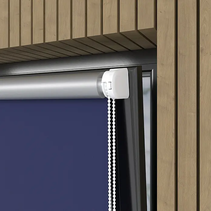Expo Ambiente Rollo Mini - B x H: 45 x 150 cm, Blau, Uni, Verdunkelnd - Detailaufnahme einer blauen Rollmarkise mit einem weißen Bedienkette vor einem Hintergrund aus Holzpaneelen.