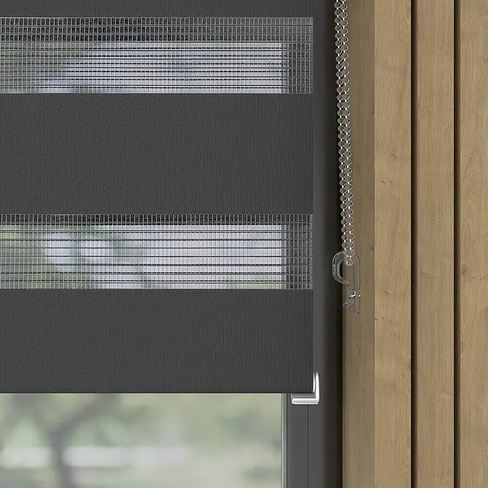 Expo Ambiente Doppelrollo Mini - B x H: 60 x 150 cm, Grau - Nahaufnahme einer Duo-Rollo mit abwechselnd transparenten und blickdichten Stoffbahnen, daneben eine Zugschnur und eine Holzwand.