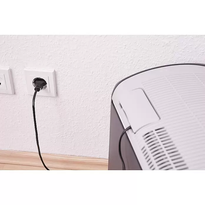 AEG Nevera de camping KK 20 - Capacidad volumétrica: 20 l, Gris - Enchufe de alimentación negro insertado en un enchufe de pared blanco, conectado a un dispositivo electrónico blanco y gris.