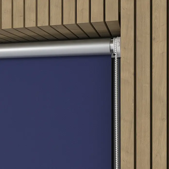 Expo Ambiente Rollo Mini - B x H: 45 x 150 cm, Blau, Uni, Verdunkelnd - Detailaufnahme einer blauen Rolljalousie mit einem silbernen Gehäuse und einer weißen Zugschnur, die an einer Holzwand befestigt ist.