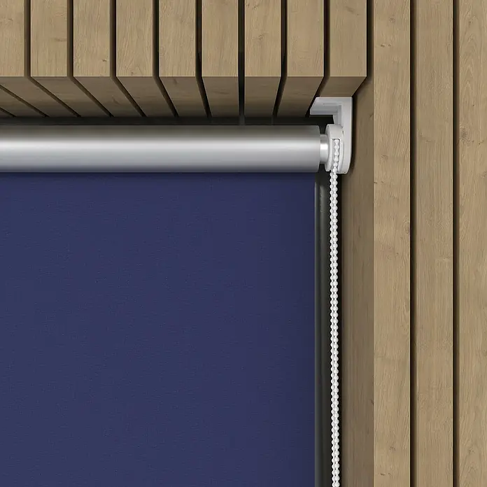 Expo Ambiente Rollo Mini - B x H: 45 x 150 cm, Blau, Uni, Verdunkelnd - Nahaufnahme eines verdunkelnden Rollos in Marineblau, das an einer Holzdecke montiert ist und eine weiße Zugschnur hat.