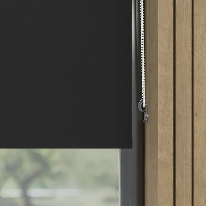 Expo Ambiente Rollo Mini - B x H: 100 x 150 cm, Schwarz, Uni, Verdunkelnd - Nahaufnahme einer schwarzen Rollo-Fensterabdeckung mit einer weißen Zugschnur vor einer Holzwand, die modernes Design und Funktionalität vereint.