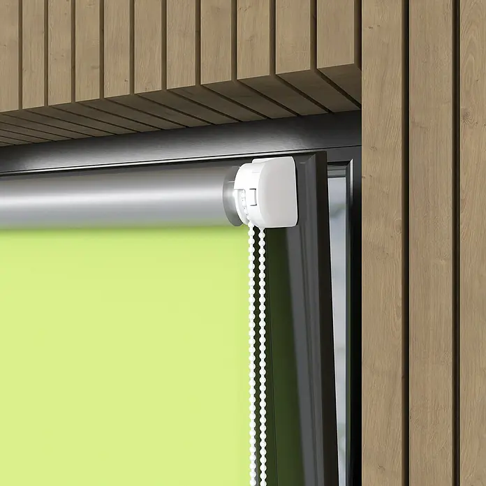 Expo Ambiente Rollo Mini - B x H: 90 x 210 cm, Grün, Uni, Verdunkelnd - Nahaufnahme einer grünen Rollmarkise mit weißer Kordel an einem Fenster mit Holzrahmen.