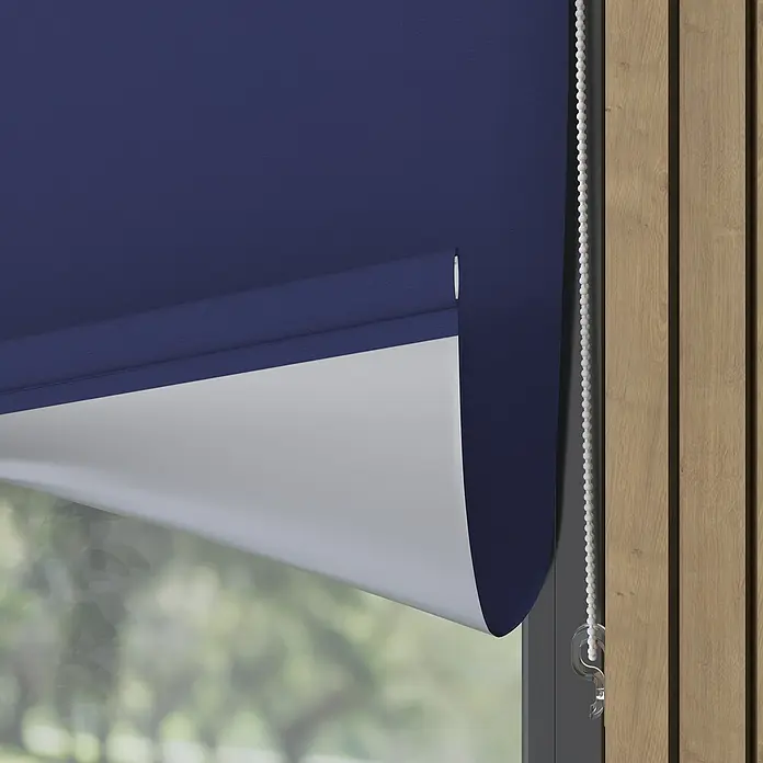Expo Ambiente Rollo Mini - B x H: 45 x 150 cm, Blau, Uni, Verdunkelnd - Nahaufnahme einer blau-weißen Doppelrollos, die teilweise aufgerollt ist und das Tageslicht hereinlässt. Sicht auf das Fenster und die Außenseite.
