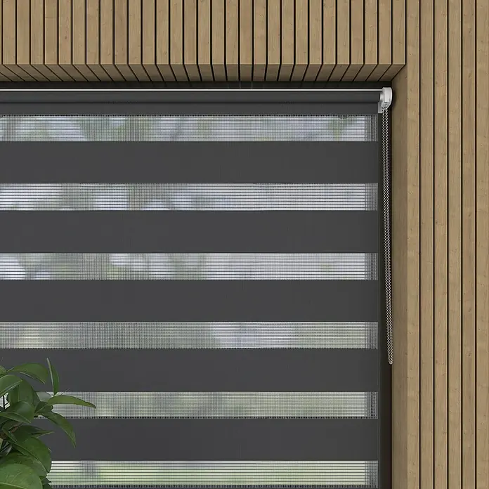 Expo Ambiente Doppelrollo Mini - B x H: 60 x 150 cm, Grau - Diese Nahaufnahme zeigt eine moderne, grau gestreifte Doppelrollo, die für sanftes Licht und Privatsphäre sorgt. Ideal für jedes Zuhause.