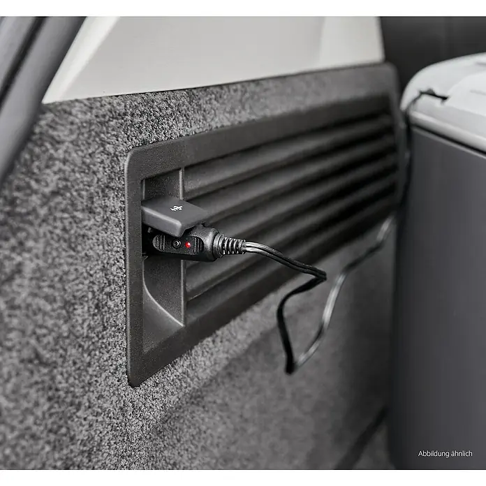 AEG Kühlbox KK28 - Fassungsvermögen: 28 l, Grau - Nahaufnahme eines Stromkabels, das an ein Gerät angeschlossen ist, mit einem leuchtend roten Licht, das auf Betrieb hinweist.