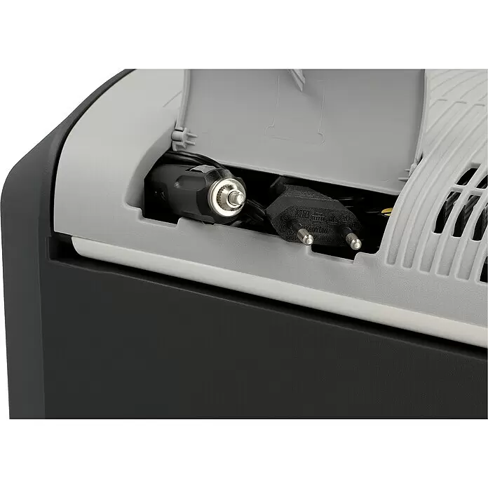 AEG Nevera de camping KK 20 - Capacidad volumétrica: 20 l, Gris - Compartimento abierto de una nevera portátil gris oscuro y gris claro, mostrando un enchufe de coche de 12V y un enchufe de CA.