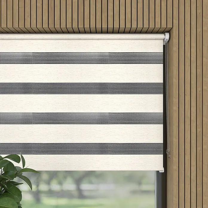 Expo Ambiente Doppelrollo Mini - B x H: 45 x 150 cm, Leinen - Bild einer gestreiften Rollo, die teilweise heruntergelassen ist und vor einem Fenster mit Blick nach draußen hängt.