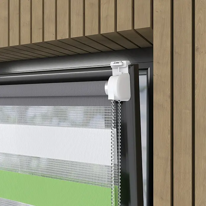 Expo Ambiente Doppelrollo Mini - B x H: 60 x 150 cm, Mehrfarbig - Nahaufnahme eines modernen Doppelrollos mit Kettenzug in Grau, Weiß und Grün vor einer Holzwand.