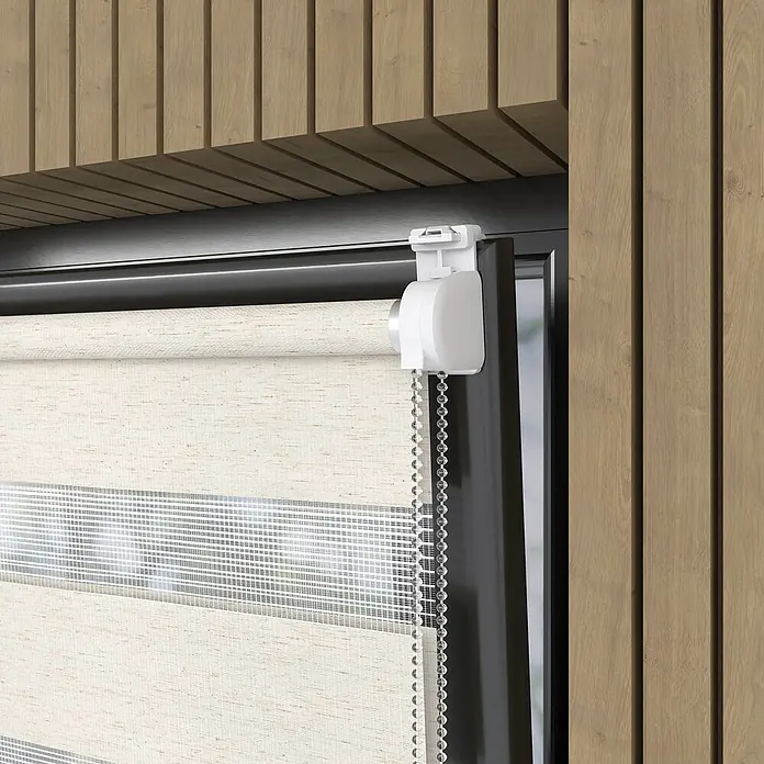 Expo Ambiente Doppelrollo Mini - B x H: 45 x 150 cm, Leinen - Nahaufnahme einer Duo-Rollo mit Kettenzug vor einem Fenster, das für eine elegante Lichtsteuerung sorgt.