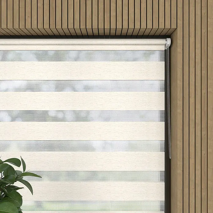 Expo Ambiente Doppelrollo Mini - B x H: 45 x 150 cm, Leinen - Nahaufnahme eines Rollos mit beigen und weißen Streifen vor einem Holzhintergrund, das für moderne Fensterdekoration sorgt.