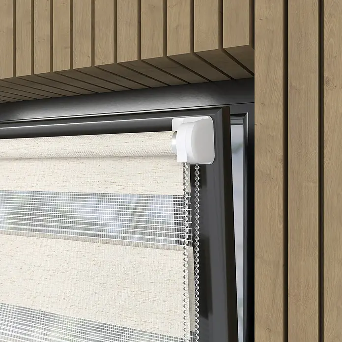 Expo Ambiente Doppelrollo Mini - B x H: 45 x 150 cm, Leinen - Nahaufnahme einer Doppelrollo-Fensterabdeckung mit Kettenzug und Holzpaneelen. Die Rollos bieten Privatsphäre und Lichtsteuerung.