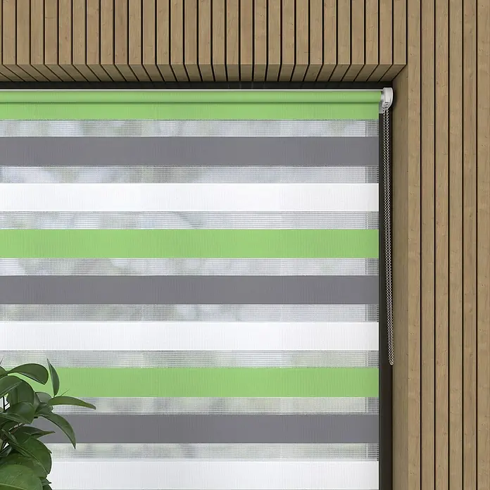 Expo Ambiente Doppelrollo Mini - B x H: 60 x 150 cm, Mehrfarbig - Nahaufnahme eines gestreiften Rollos in Grün-, Grau- und Weißtönen vor einer Holzvertäfelung, das stilvolles Design und Funktionalität vereint.