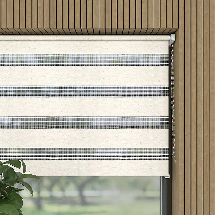 Expo Ambiente Doppelrollo Mini - B x H: 45 x 150 cm, Leinen - Diese Aufnahme zeigt eine stilvolle, beige gestreifte Doppelrollo, die für ein modernes Ambiente sorgt und das Tageslicht sanft filtert.