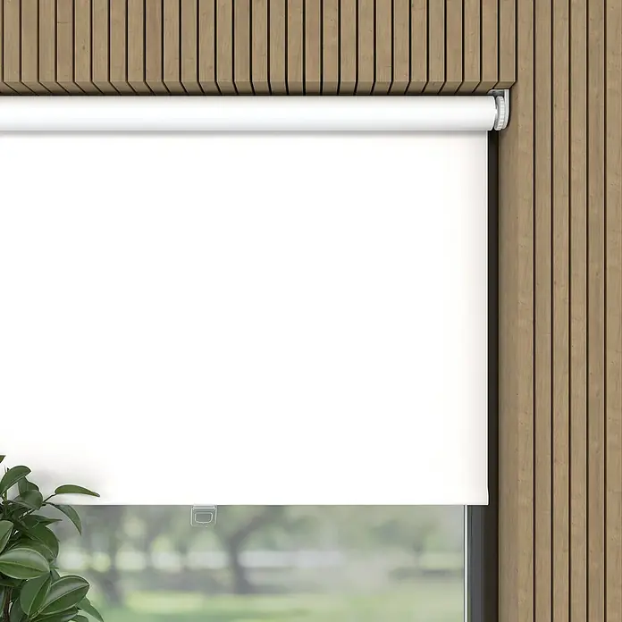 Expo Ambiente Springrollo - B x H: 100 x 190 cm, Weiß - Nahaufnahme einer weißen Rolljalousie, die in einem Raum mit Holzpaneelen an der Wand installiert ist und ein modernes und minimalistisches Ambiente bietet.