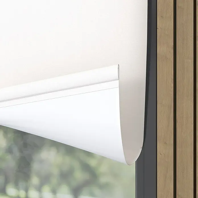 Expo Ambiente Springrollo - B x H: 100 x 190 cm, Weiß - Nahaufnahme einer weißen Rollgardine, die teilweise heruntergelassen ist und einen Blick aus dem Fenster ermöglicht.
