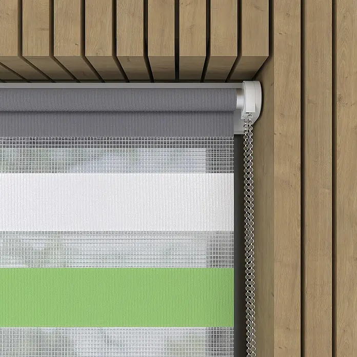 Expo Ambiente Doppelrollo Mini - B x H: 60 x 150 cm, Mehrfarbig - Nahaufnahme einer stilvollen Fensterjalousie mit grauem, weißem und grünem Streifenmuster und Kettenzug vor einer Holzwand.