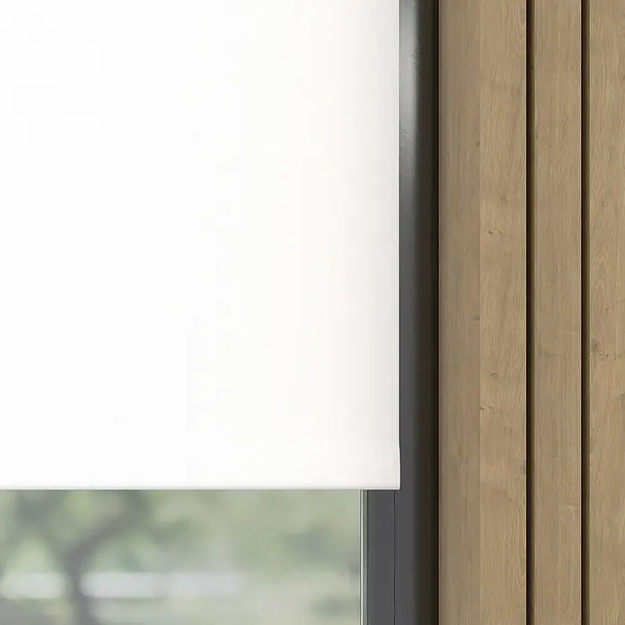 Expo Ambiente Springrollo - B x H: 100 x 190 cm, Weiß - Nahaufnahme eines weißen Rollos vor einem Fenster, das teilweise geschlossen ist, mit einer hölzernen Wand im Hintergrund.