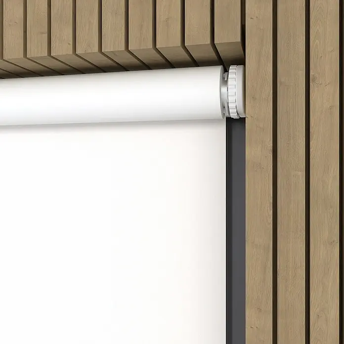 Expo Ambiente Springrollo - B x H: 100 x 190 cm, Weiß - Nahaufnahme einer weißen Rollmarkise vor einem Hintergrund aus Holzlatten, die ein modernes Designelement für den Innenbereich darstellt.