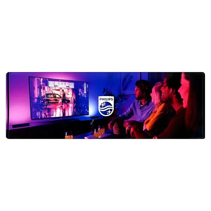 Philips Hue LED-Leuchte Play Lightbar Erweiterung - Schwarz - Philips Ambilight TV und beleuchtetes Philips Logo. Menschen genießen immersives Fernsehen im Wohnzimmer.