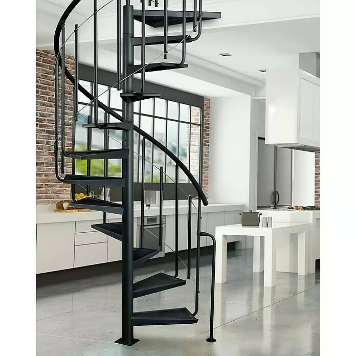Atrium Spindeltreppe Solo Vertical - Farbton Metall: RAL 9005, Durchmesser: 120 cm, Stahl, Geschosshöhe: 264 cm - 286 cm - Schwarze Metall-Wendeltreppe mit schlanken Balustern und Handlauf, die zwei Ebenen in einer modernen Küche verbindet.