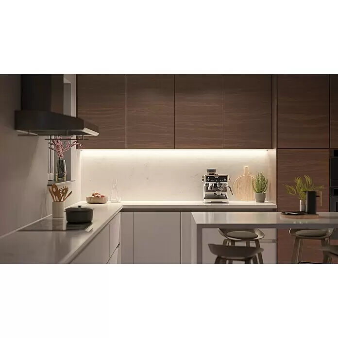 Philips Hue LED-Band Plus Erweiterung - 1 m, RGBW - Moderne Küche mit dunklen Holzschränken, Marmor-Rückwand mit Unterbauleuchte und einer eleganten Kaffeemaschine.