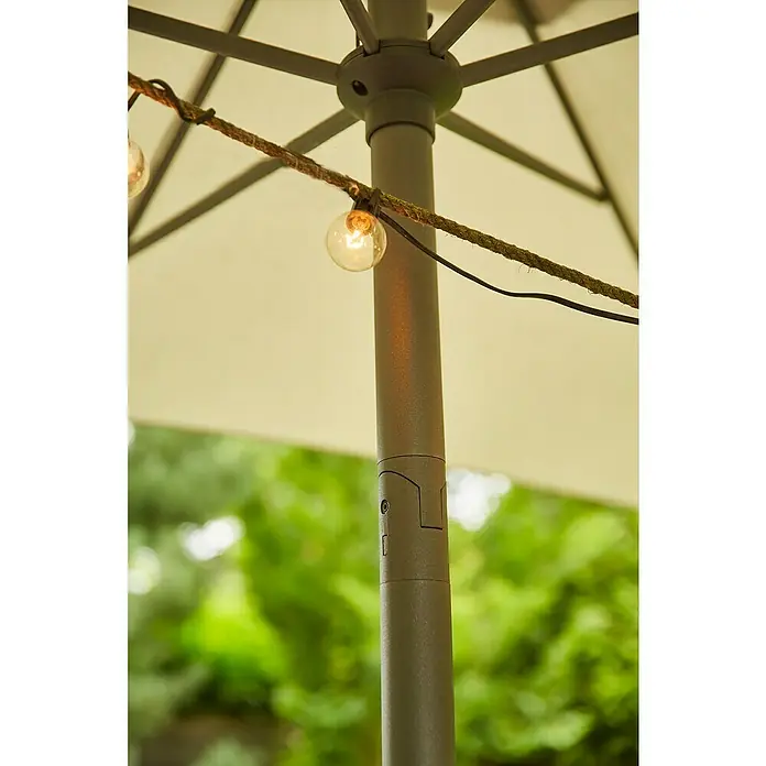 Siena Garden Marktschirm Isa - Grau, Bespannungsmaß (L x B): 300 x 200 cm - Nahaufnahme eines Sonnenschirms mit Lichterkette, der eine gemütliche Atmosphäre im Freien schafft.
