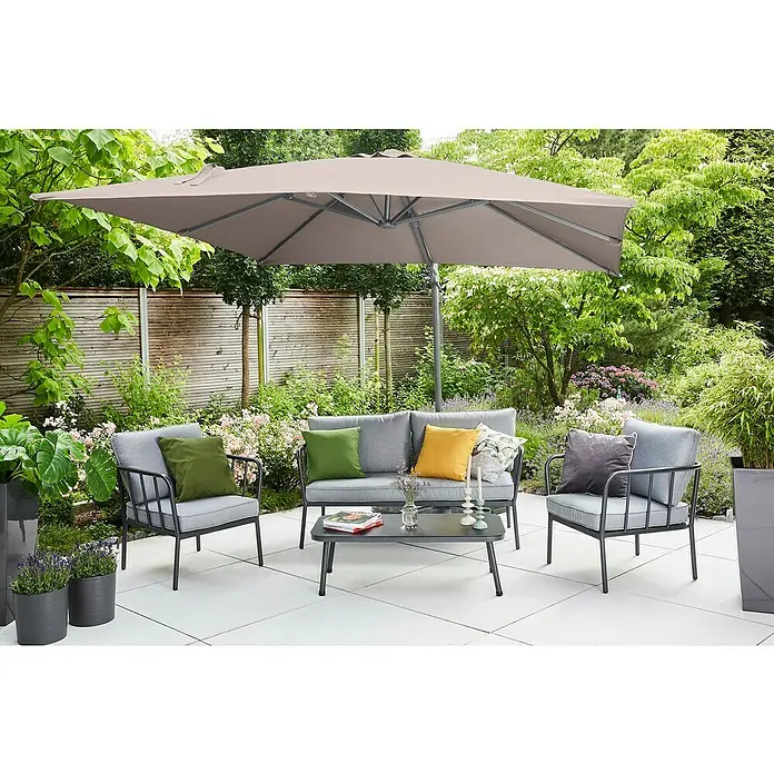 Siena Garden Ampelschirm California N+Taupe, Bespannungsmaß (L x B): 300 x 300 cm - Eine moderne Gartensitzgruppe mit grauem Sofa, Stühlen, Tisch und einem großen Sonnenschirm, die zum Entspannen im Freien einlädt.