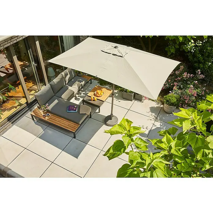 Siena Garden Marktschirm Isa - Grau, Bespannungsmaß (L x B): 300 x 200 cm - Das Bild zeigt eine graue Outdoor-Lounge-Garnitur mit einem großen, rechteckigen Sonnenschirm auf einer Terrasse, ideal für entspannte Stunden im Freien.
