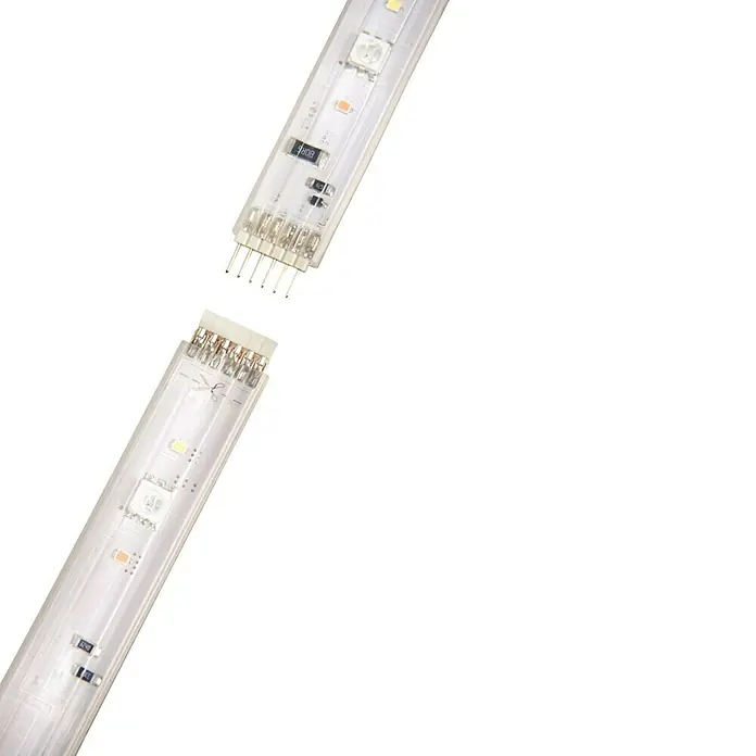 Philips Hue LED-Band Plus Erweiterung - 1 m, RGBW - Die Abbildung zeigt zwei LED-Streifenverbinder, die bereit sind, zusammengesteckt zu werden, um eine durchgehende Beleuchtung zu schaffen.