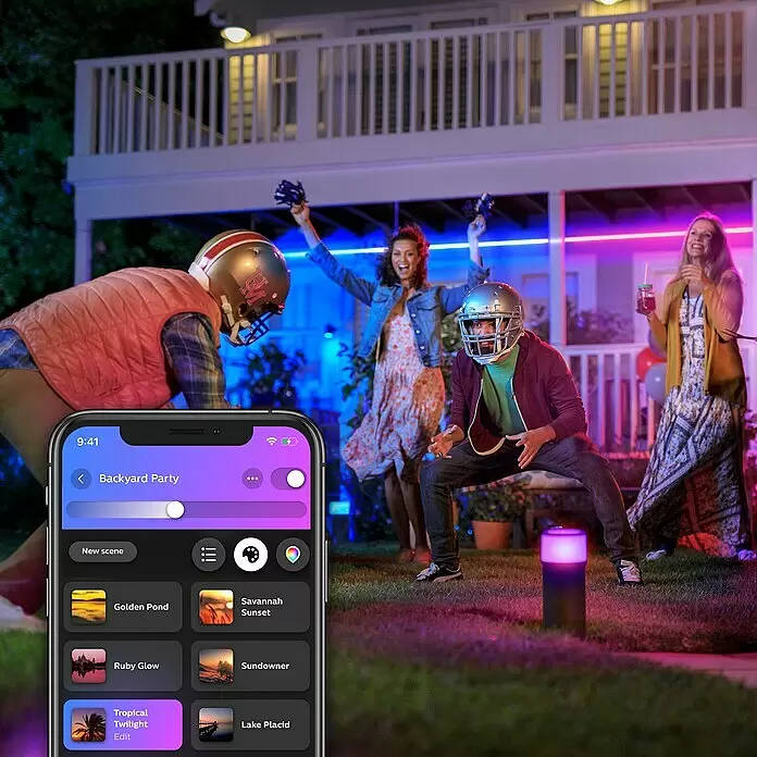 Philips Hue LED-Band Outdoor - Länge: 5 m, Lichtfarbe: RGBW, 37,5 W, 1.600 lm - Anwendungsbeispiel