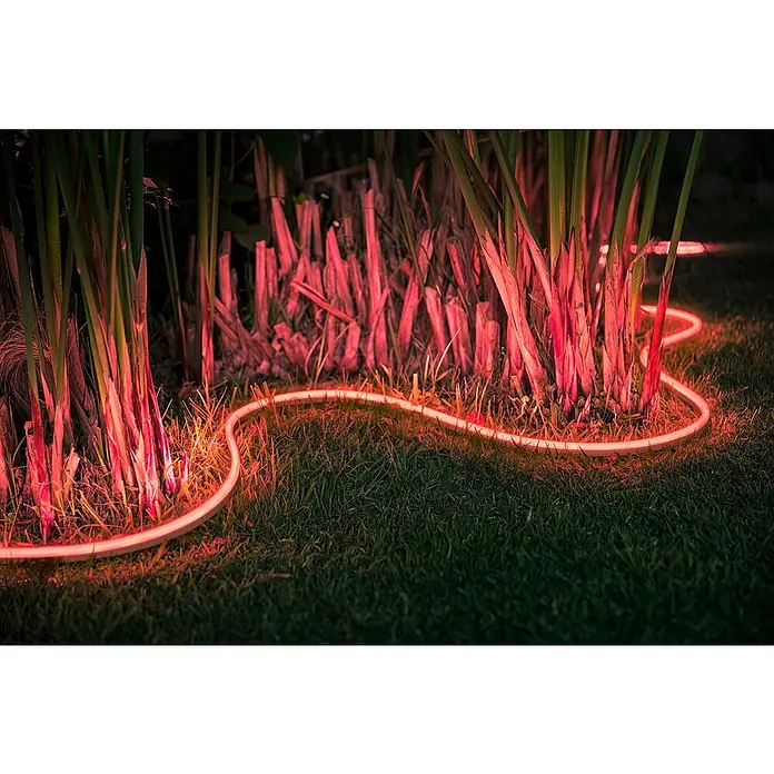 Philips Hue LED-Band Outdoor - Länge: 5 m, Lichtfarbe: RGBW, 37,5 W, 1.600 lm - Smarte, rote Gartenbeleuchtung schlängelt sich um Pflanzen und verleiht dem Garten eine stimmungsvolle Atmosphäre.