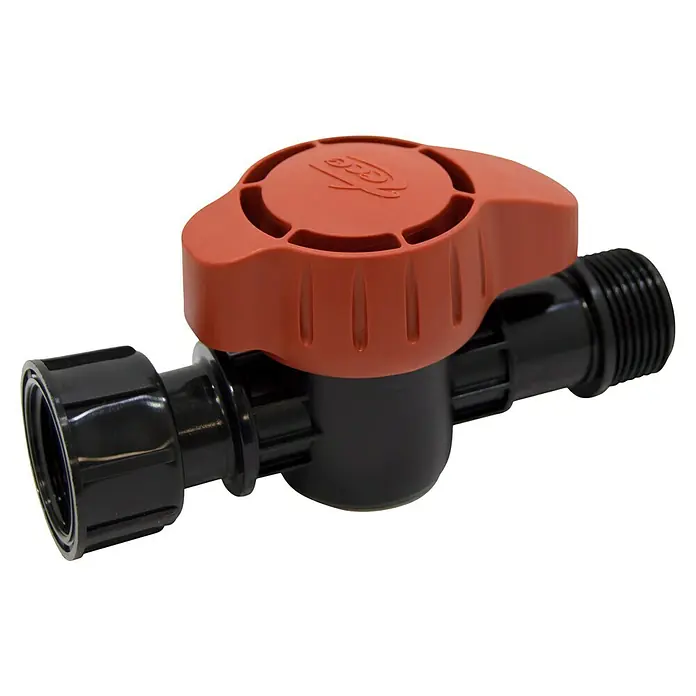 Llave de paso Goteo - 1 ", Polietileno - Una válvula de bola negra con un mango rojo. La válvula está hecha de material robusto y está diseñada para uso en el jardín.