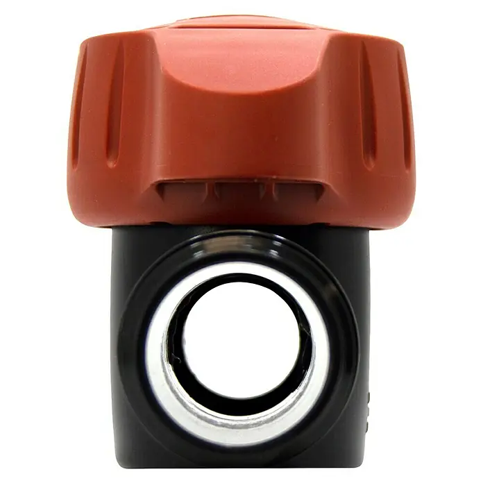 Llave de paso Goteo - 1 ", Polietileno - Primer plano de una válvula manual de control de flujo con un botón rojo y un cuerpo negro, que permite un control preciso de los fluidos.