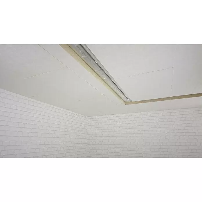 Rockwool Steinwolle Planarock Top 35 Kellerdeckendämmung - Stärke: 160 mm, Wärmeleitfähigkeit: 0,034 W/(mK) - Weiße Deckenplatten mit einem Kanal, der silberne Isolierung und Rohre zeigt.