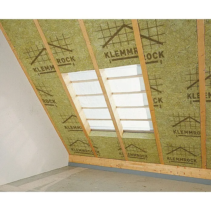 Rockwool Steinwolle Klemmrock 035 - Stärke: 240 mm, Wärmeleitfähigkeit: 0,035 W/(mK) - Dachbodenisolierung mit Klemmrock-Dämmplatten zwischen Holzsparren, sorgt für effektiven Wärmeschutz und Schallschutz im Dachgeschoss.