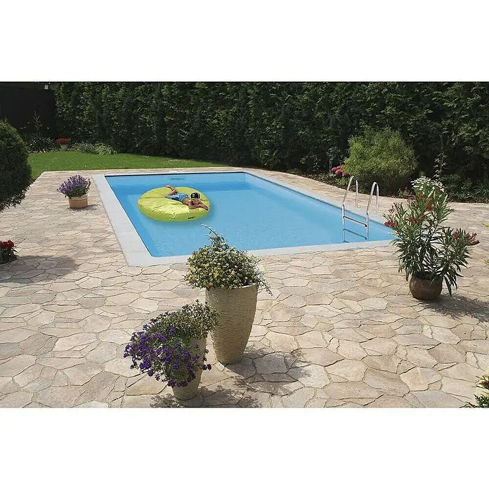 myPool Premium Bausatz-PoolL x B x H: 800 x 400 x 150 cm, 45.000 l, Weiß/Blau, Leiter - Schwimmbad mit Junge auf einer gelben Luftmatratze, umgeben von einem gepflasterten Bereich und Pflanzen.