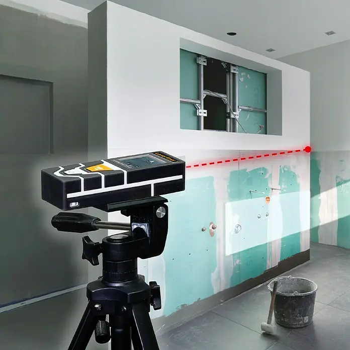 Laserliner Laserentfernungsmesser LaserRange Master T2 - Messbereich: 0,2 - 20 m - Das Bild zeigt ein Nivelliergerät mit Laser auf einem Stativ, das eine rote Laserlinie an eine Wand in einem Raum projiziert.