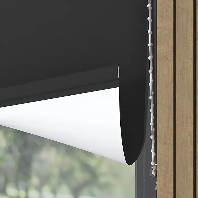 Verdunkelungsrollo - B x H: 240 x 190 cm, Schwarz - Nahaufnahme einer modernen, schwarzen Rollo, halb heruntergelassen, mit weißer Innenseite und Bedienkette.