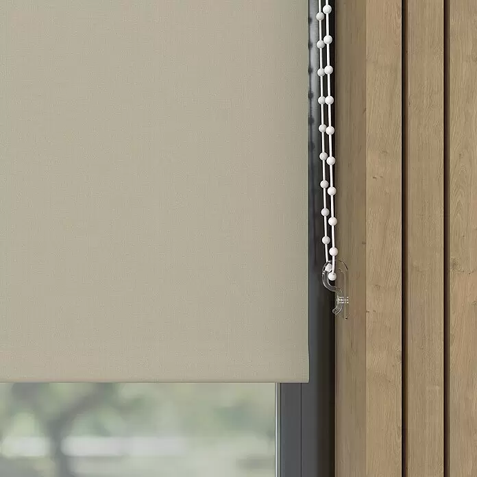 Verdunkelungsrollo - B x H: 240 x 190 cm, Zement - Helles beigefarbenes strukturiertes Rollo, teilweise vor einem Fenster heruntergelassen, mit Kette und Holzpaneelen.