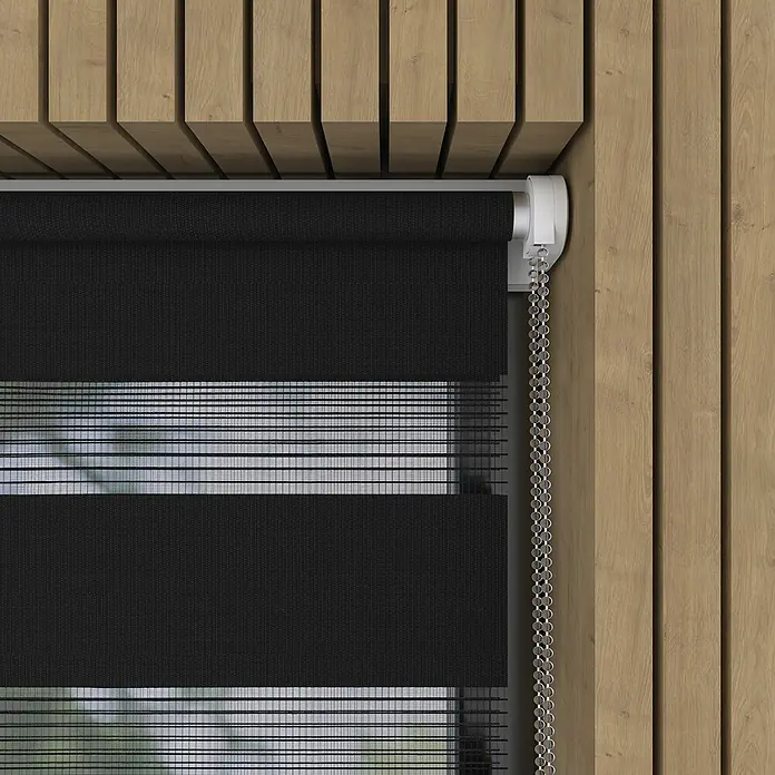 Doppelrollo BasicB x H: 75 x 150 cm, Schwarz - Nahaufnahme einer modernen schwarzen Rollgardine vor einer hölzernen Wand, die Privatsphäre und stilvolles Design vereint.