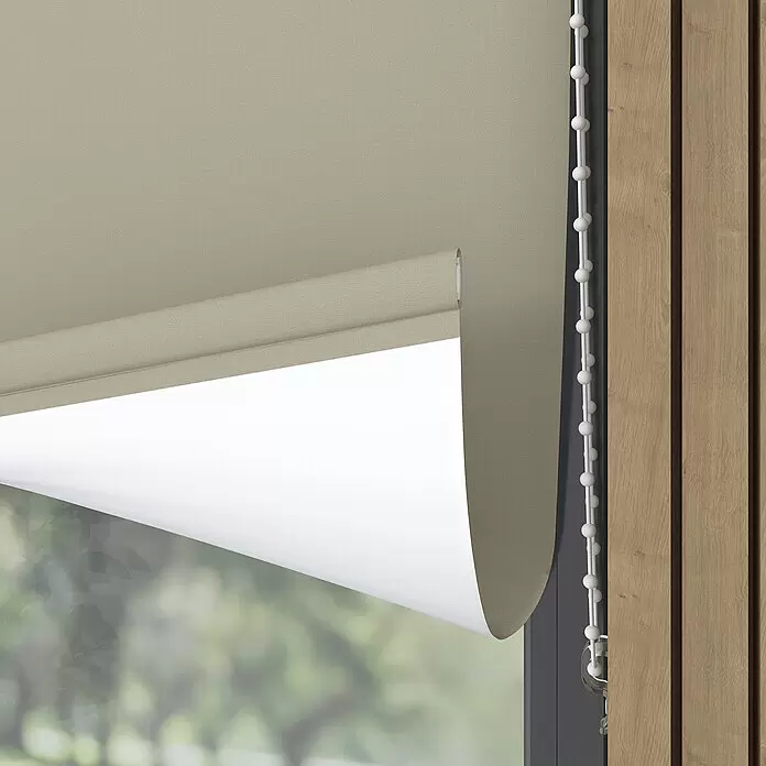 Verdunkelungsrollo - B x H: 240 x 190 cm, Zement - Beige Stoffrollladen teilweise abgerollt, mit weißer Rückseite und Bedienkette, neben einem Fenster.