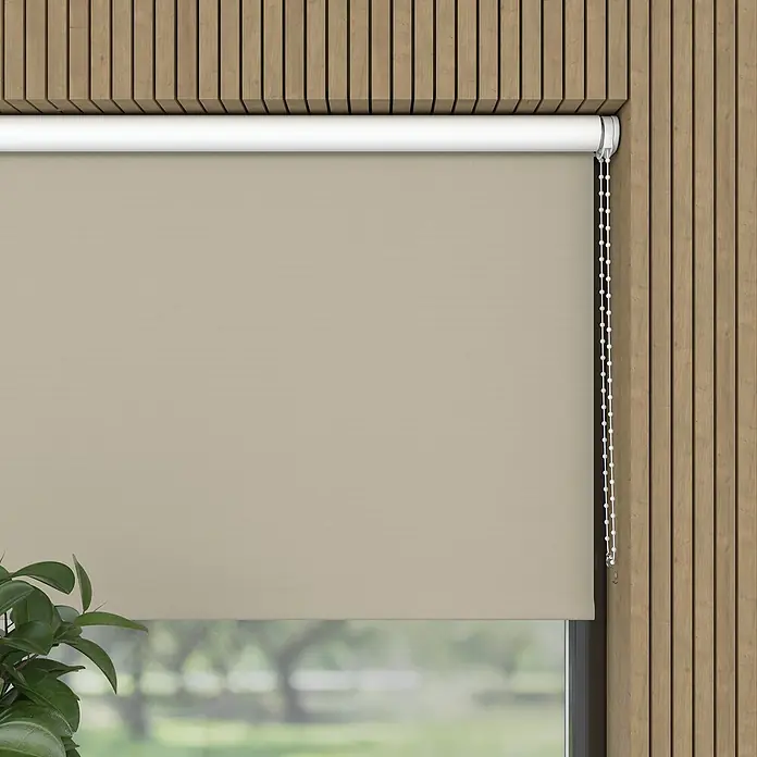 Verdunkelungsrollo - B x H: 240 x 190 cm, Zement - Nahaufnahme einer beigen Fensterjalousie, die an einer Holzwand mit vertikalen Brettern hängt und für Privatsphäre und Sonnenschutz sorgt.