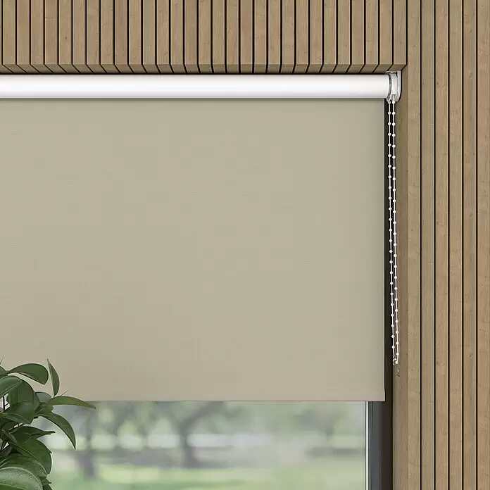 Verdunkelungsrollo - B x H: 240 x 190 cm, Zement - Beiger Rolladen, teilweise heruntergelassen, unter Holzpaneelen montiert. Eine Pflanze ist im Vordergrund sichtbar.