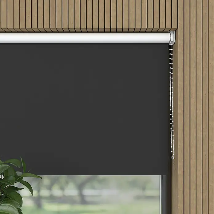 Verdunkelungsrollo - B x H: 170 x 190 cm, Schwarz - Eine elegante, schwarze Rollo mit einer weißen Welle vor einer Holzwand, die ein Fenster teilweise bedeckt und so für Privatsphäre sorgt.